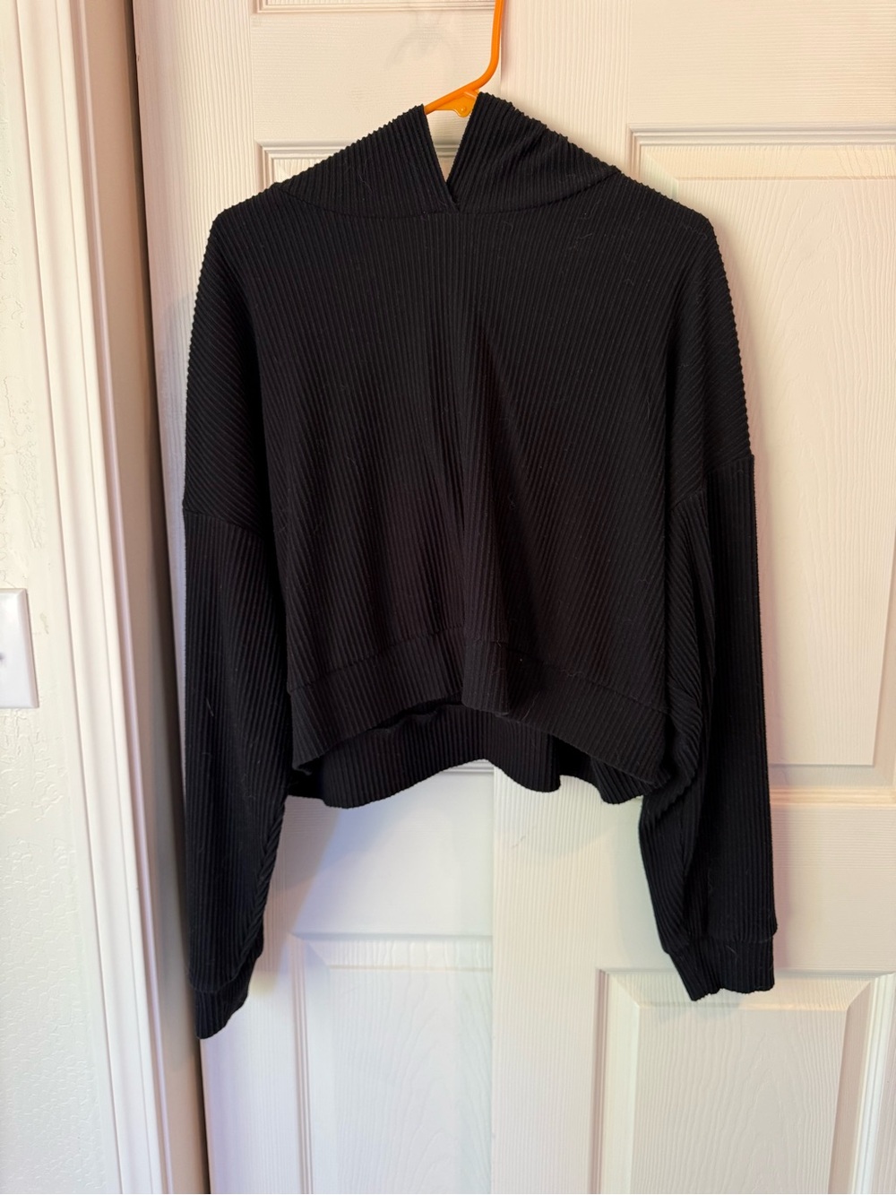 ALO Black Ribbed Hooded Cropped Top size Large